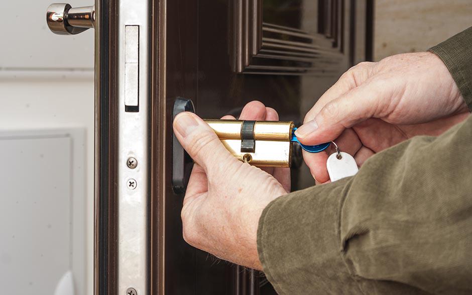 comment changer un barillet de porte fermée Aix-en-Provence
